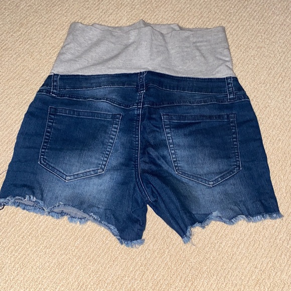 NEW Thyme Maternity jean shorts- classic - Picture 3 of 3
